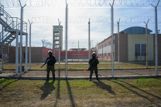 Guardias en el camino de patrulla y detrás el patio desde el cual escaparon los ocho presos.
