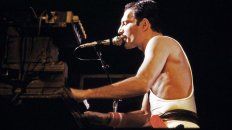 Freddie Mercury cautivó al público con su voz y su carisma. También se emocionó con la respuesta de la gente. Freddie Mercury cautivó al público con su voz y su carisma. También se emocionó con la respuesta de la gente.