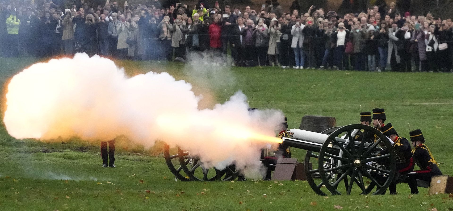 La artillería a caballo real de la Tropa del Rey dispara un saludo real de 41 cañones para conmemorar el 74º cumpleaños del rey Carlos III, en Green Park en Londres, el lunes 14 de noviembre de 2022.
