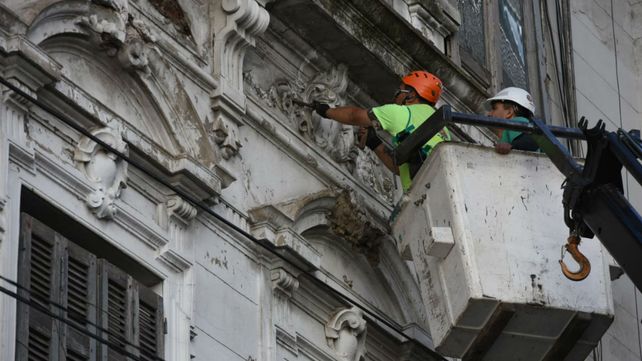 Los empleados de Defensa Civil trabajaron con un elevador.&nbsp;
