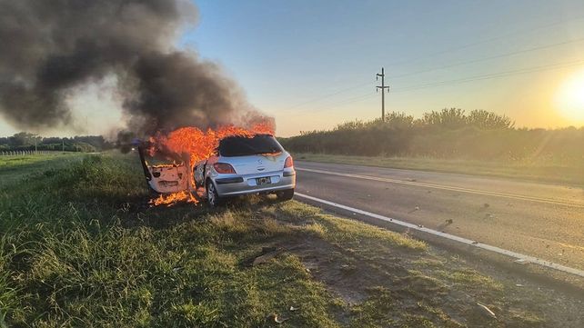 Choque frontal e incendio en la ruta 12, cerca de Cerrito