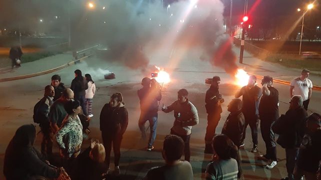 En reclamo de seguridad, vecinos cortaron el puente en barrio Rucci ...