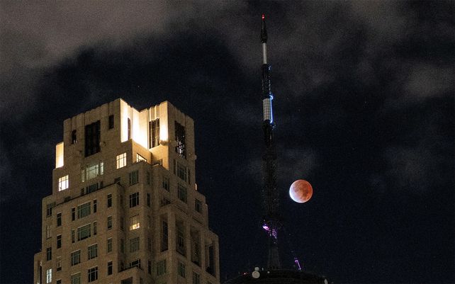 Las espectaculares imágenes del eclipse parcial lunar