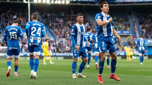 El Alavés del Chacho Coudet venció a Villarreal con dos jugadores menos, aunque sigue en zona de descenso.