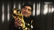 maradona se reencontro con la copa del mundo y no aguanto la emocion