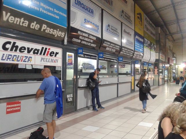 Los micros de media y larga y los trenes tendrán un tope de pasajeros para las vacaciones