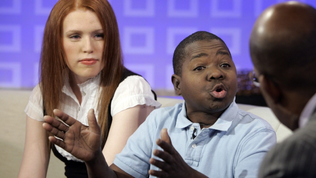 Gary Coleman junto a Shannon Price durante una entrevista televisiva.