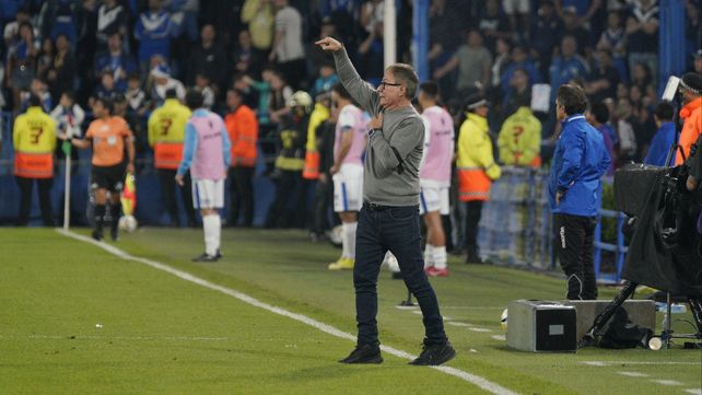 Ariel Holan da indicaiones ante Vélez. El triunfo tuvo costo para Central.