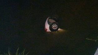 Un auto cayó al Riachuelo y rescataron a sus tres ocupantes, entre ellos una embarazada