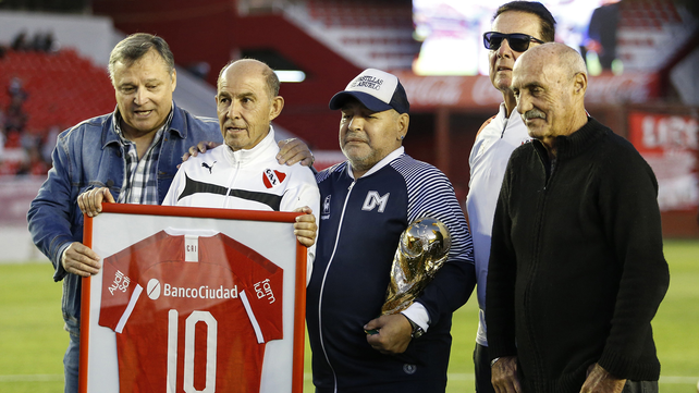 Independiente rinde honores a Bochini en el clásico con San Lorenzo
