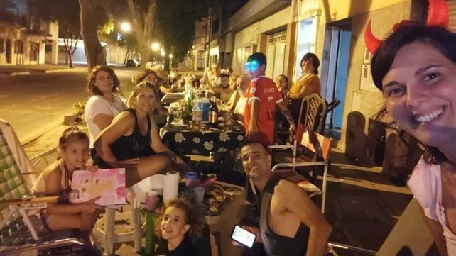 Ganar la calle. Las vecinales promueven reuniones en la vereda para recibir el año nuevo.