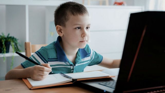 Empleados públicos nacionales con hijos de hasta 13 años podrán trabajar de manera remota