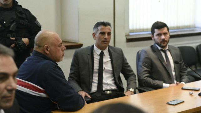 El mecánico junto a sus abogados defensores durante el juicio que se realizó este año.&nbsp;