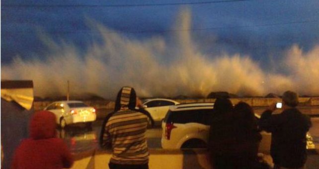 Increíbles imágenes de las olas gigantes que sorprendieron a turistas en Viña del Mar