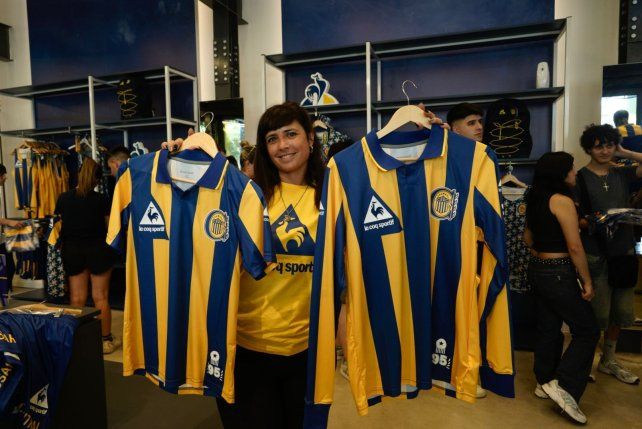 La vendedora de Central Tienda exhibe orgullosa las camisetas que el club y la marca que viste al plantel sacaron a la venta.
