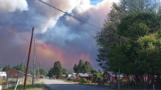 Se reactivaron los focos de incendios en el Parque Nacional Los Alerces. Las autoridades detallaron que es producto de los fuertes vientos.