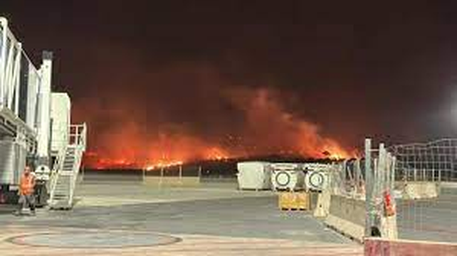Una escena literalmente dantesca en el aeropuerto de Palermo, Sicilia, que debió ser clausurado. 