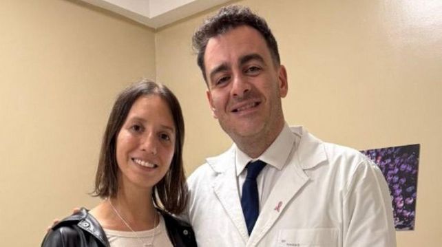 Ivana y el médico oncólogo que guió su tratamiento integral