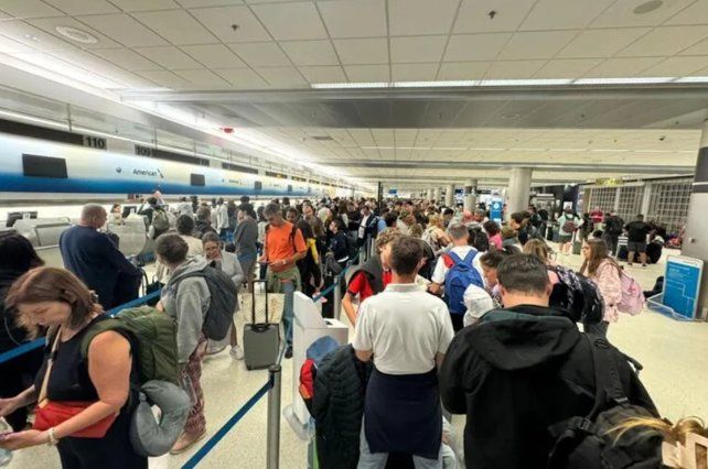 Más de mil argentinos están varados en EEUU por cancelaciones de vuelos