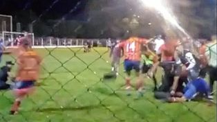 Video: jugadores y policías protagonizaron una batalla campal en Romang