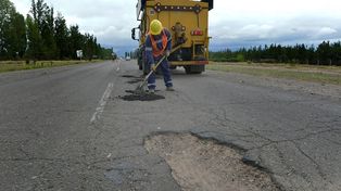 Un informe técnico de los trabajadores viales advierte que el 70% de las rutas nacionales está deteriorada por la parálisis de la obra pública. El detalle, ruta por ruta