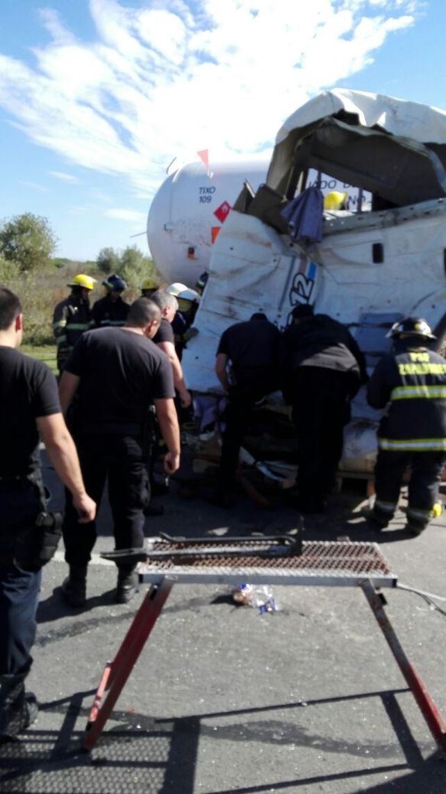Las fotos de cómo rescataron al camionero atrapado en el choque de la autopista