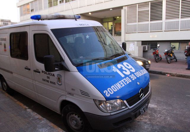 La nueva función de la Policía, ser una remisería de tribunales