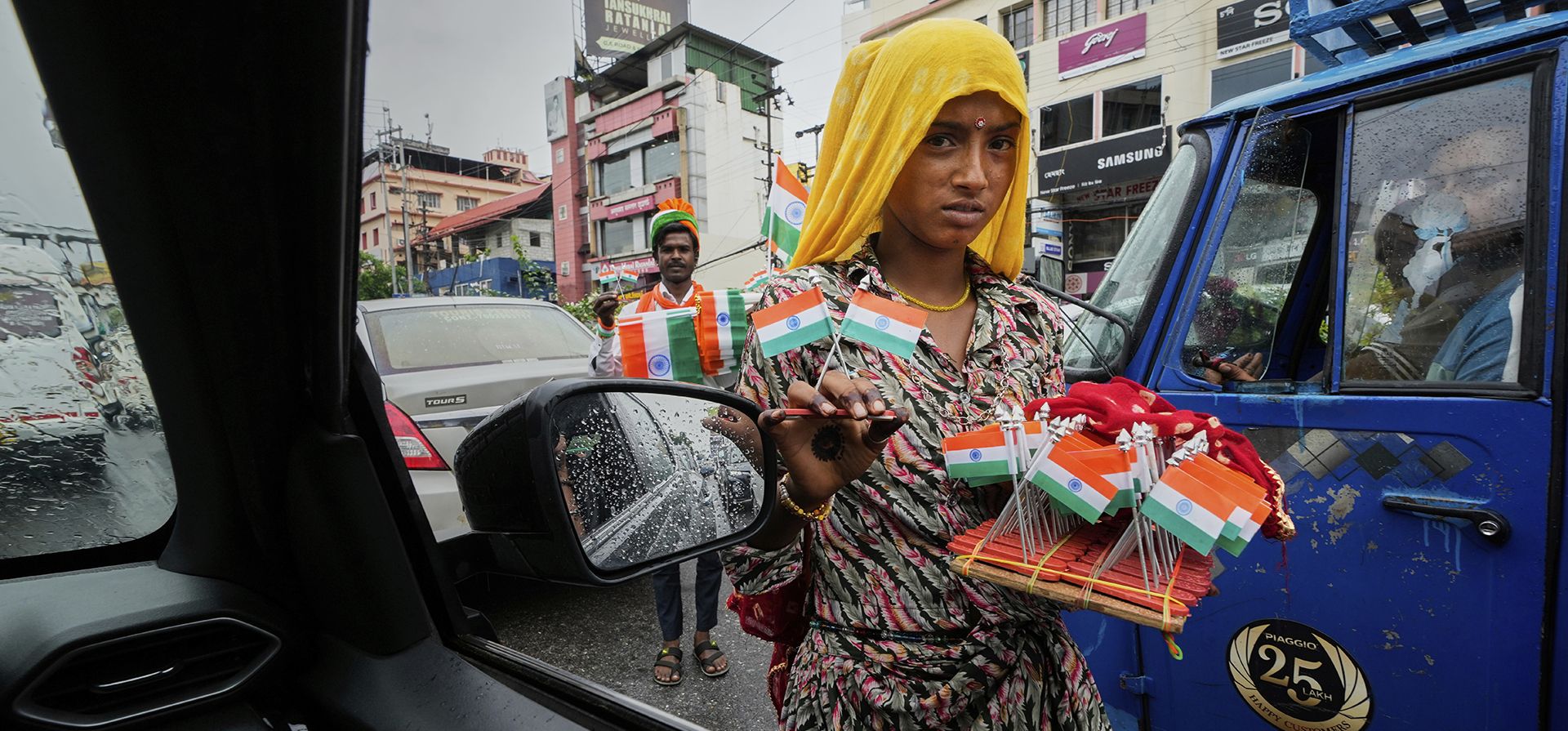 Una mujer vende la bandera nacional india en una calle antes del Día de la Independencia de la India en Guwahati, el miércoles 13 de agosto de 2025. (Foto AP/Anupam Nath) Una mujer vende la bandera nacional india en una calle antes del Día de la Independencia de la India en Guwahati, el miércoles 13 de agosto de 2025. (Foto AP/Anupam Nath)
