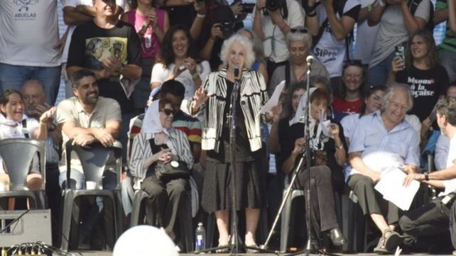 Estela Carlotto durante su discurso en la&nbsp; Plaza de Mayo ante una multitud.