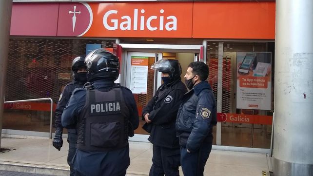 La policía desplegó un operativo en la puerta del banco Galicia