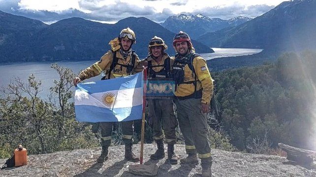 Brigadistas entrerrianos combaten el fuego en el Parque Nacional Los Alerces