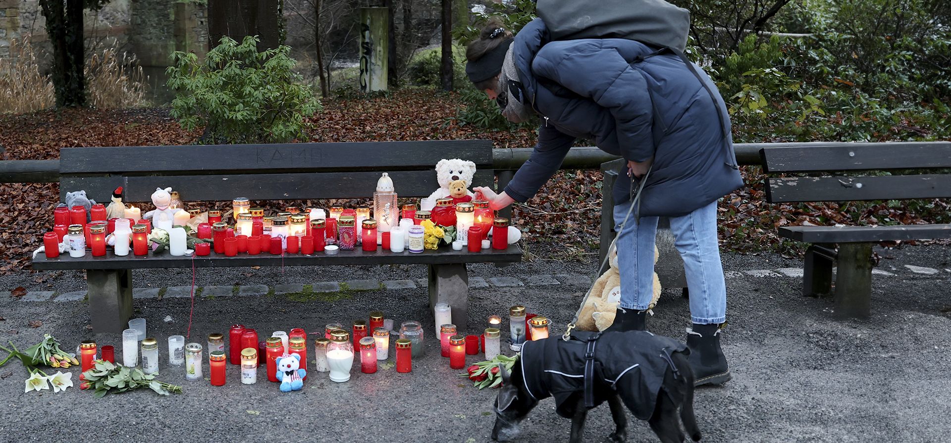Una mujer coloca una vela de luto en un banco junto a flores y peluches en Aschaffenburg, Alemania, el jueves 23 de enero de 2025, tras el ataque fatal en un parque. (Daniel Loeb/dpa vía AP) Una mujer coloca una vela de luto en un banco junto a flores y peluches en Aschaffenburg, Alemania, el jueves 23 de enero de 2025, tras el ataque fatal en un parque. (Daniel Loeb/dpa vía AP)