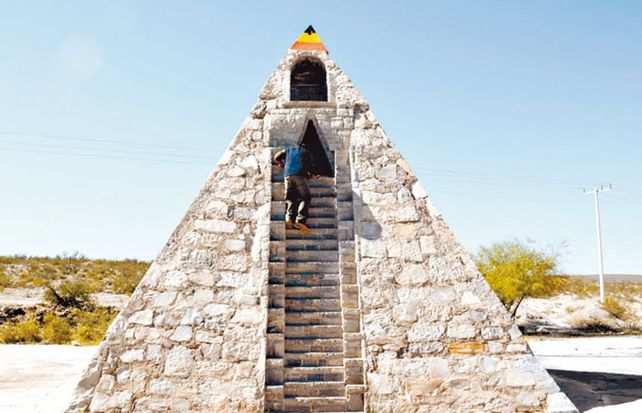 La pirámide de piedra de siete metros de altura.