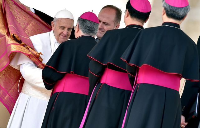 El Papa también concedió esta facultad de absolución a quienes hayan facilitado el aborto.