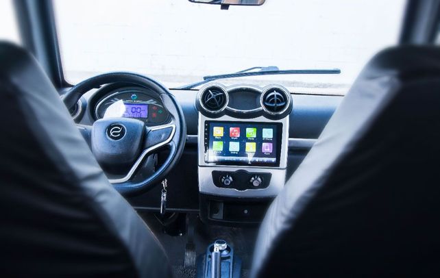 Tito sale a la calle, un auto eléctrico, ecológico, espacioso y moderno pero lento