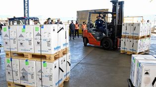 Uno de los últimos envíos. El país sumó 2,5 millones de ampollas en una semana.