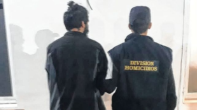 Pintó móviles policiales: tenía un kilo de droga en su casa