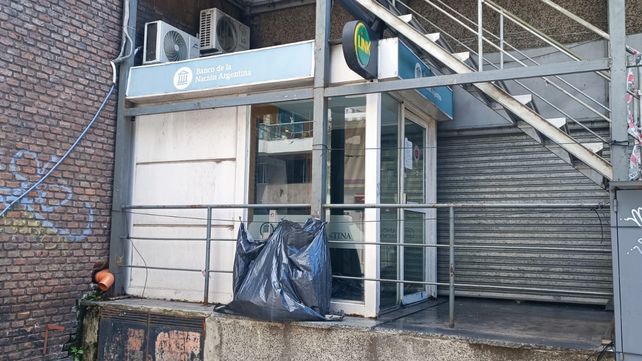 La policía rosarina comenzó a investigar la muerte de un hombre en situación de calle el lunes 16 de febrero de 2026, cuando hallaron su cuerpo en local con cajero automático ubicado sobre Santa Fe al 3100.