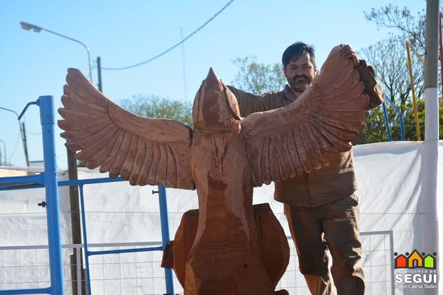 Seguí embelleció aún más su paseo con esculturas creadas en tiempo real