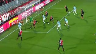 Juan Espínola saca con el pie uno de los tres intentos en la misma jugada del Laucha Godoy. Newells empezó dormido ante Atlético Tucumán.