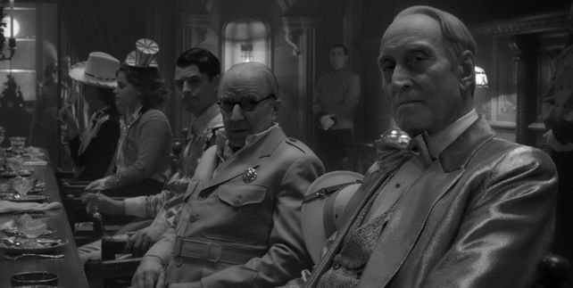 De derecha a izquierda: Charles Dance y Arliss Howard como William Randolph Hearst y Louis B. Mayer