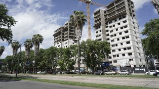 Las torres grises abandonadas que resaltan en pleno barrio Alberdi