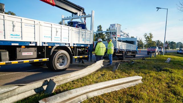 &nbsp;El vehículo de Alumbrado Público de la Municipalidad quedó sobre el guadarrail.&nbsp;