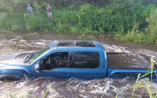 La camioneta Ford Raptor logró ser rescatada de las aguas del río Quilpo.&nbsp;