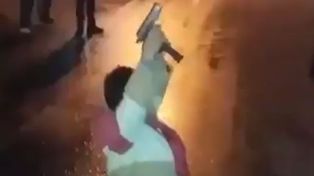 El video de un chico disparando un arma cerca de adultos estremece a internet