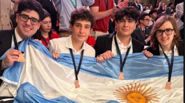 El equipo argentino con las medallass. En el extremo izquierdo