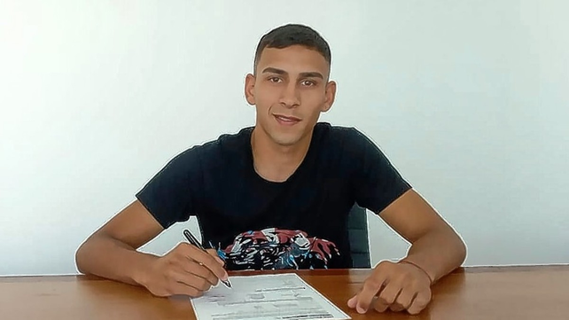 Eric Meza se mostró muy contento luego de firma su primer contrato en Colón hasta diciembre del 2023.
