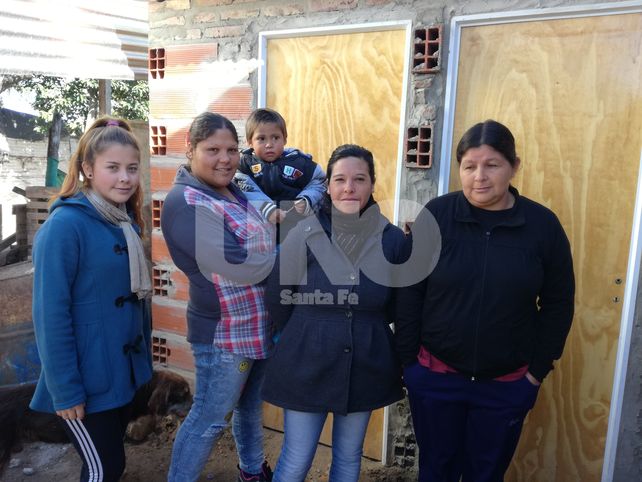Un comedor alimenta a más de 300 personas a pesar de no tener gas, iluminación, ni agua potable