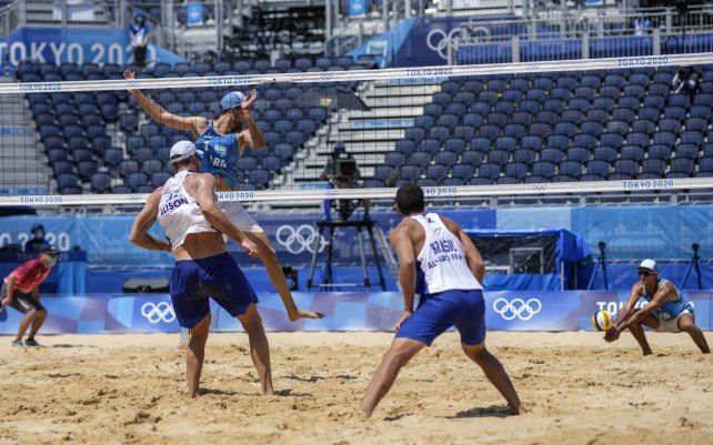 Julian Amado Azaad, de Argentina, pierde el balón mientras juega contra Brasil durante un partido de voleibol de playa masculino contra Argentina en los Juegos Olímpicos de Verano de 2020.