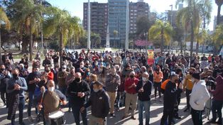 Funcionarios y comerciantes se reunieron en busca de una salida luego de la protesta